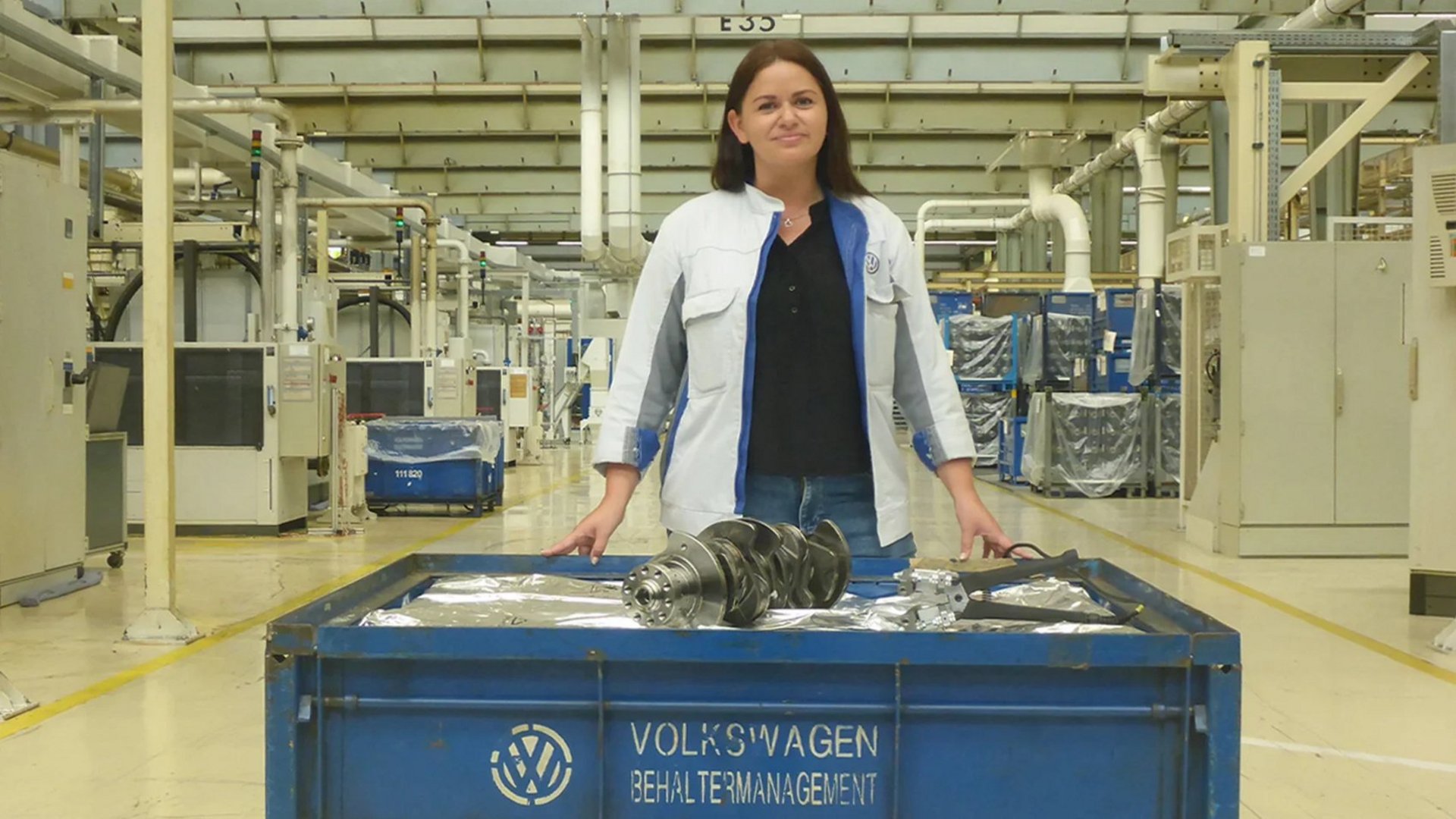 Stoccaggio a lungo termine di alberi a gomito alla VW La signora Mirela Nowak con gli imballaggi per lo stoccaggio a lungo termine alla VW