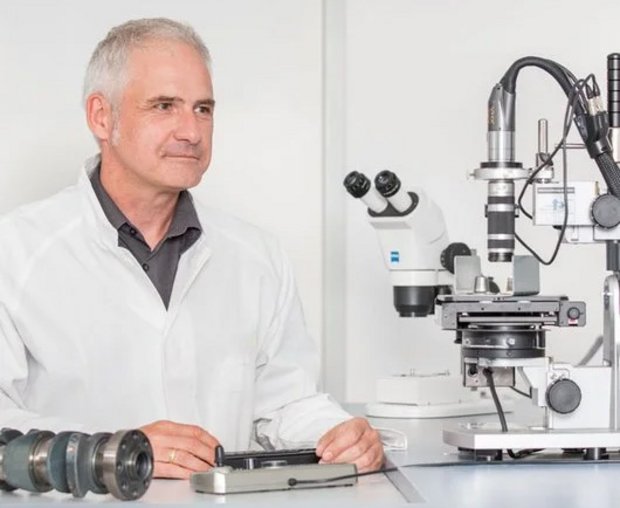 Dipendente del laboratorio che si occupa di ricerca sulla corrosione