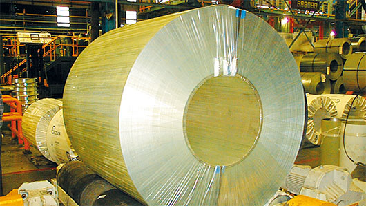 Große Stahlcoils eingepackt in ICB-Folie
